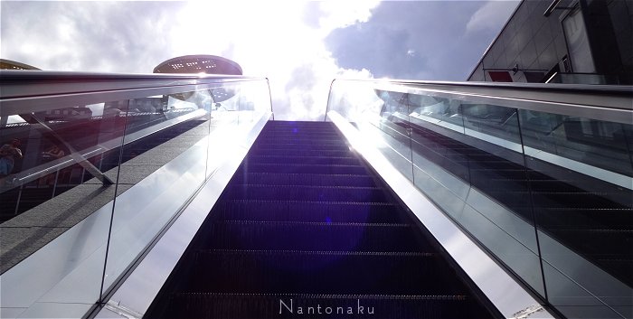 空に向かう気がするエスカレーター　京都駅ビル　大階段