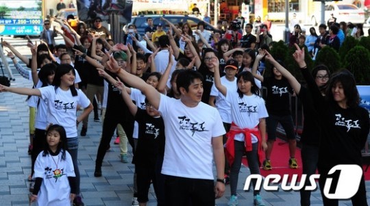 2013年10月12日、韓国のロッテ百貨店浦項店では、『第2回・独島Dayイベント』が行われ、韓国の糞餓鬼どもが「独島は我が領土」を歌って踊っていた！