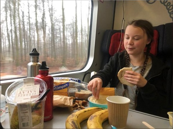グレタは以前、列車の中で豪華な食事をとっている写真を公開して、ツッコミが殺到したことがある