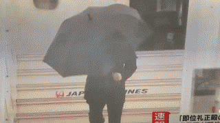 韓国首相の李洛淵（イ・ナギョン）が羽田空港に到着したら、強風（神風）が吹き、傘を破壊した！