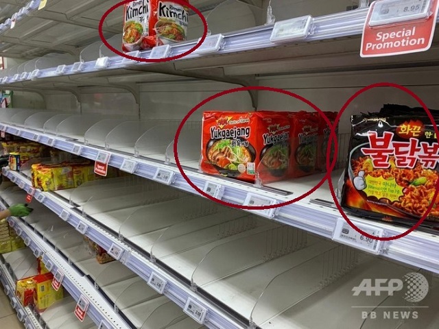 20200209シンガポールで買いだめ騒動！新型ウイルスでスーパーから商品が消える！韓国製ラーメンは売れ残る