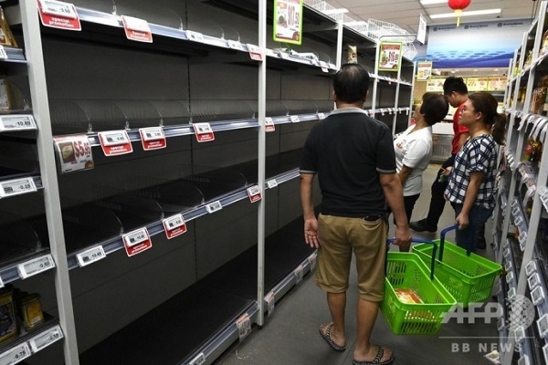 20200209シンガポールで買いだめ騒動！新型ウイルスでスーパーから商品が消える！韓国製ラーメンは売れ残る