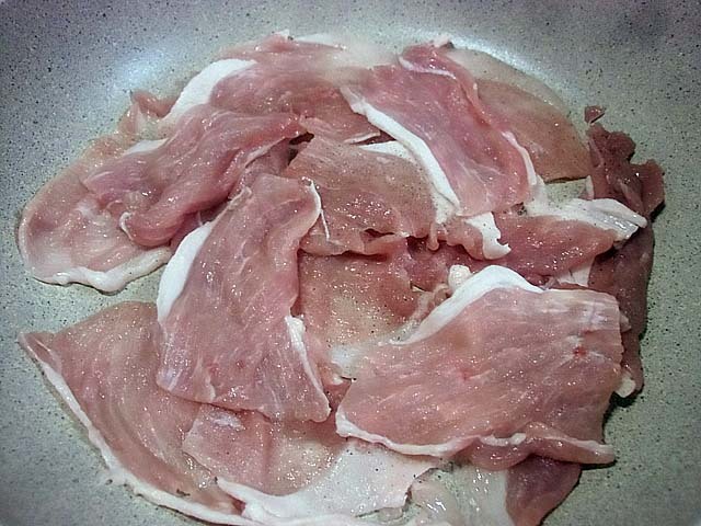豚肉を敷き詰め