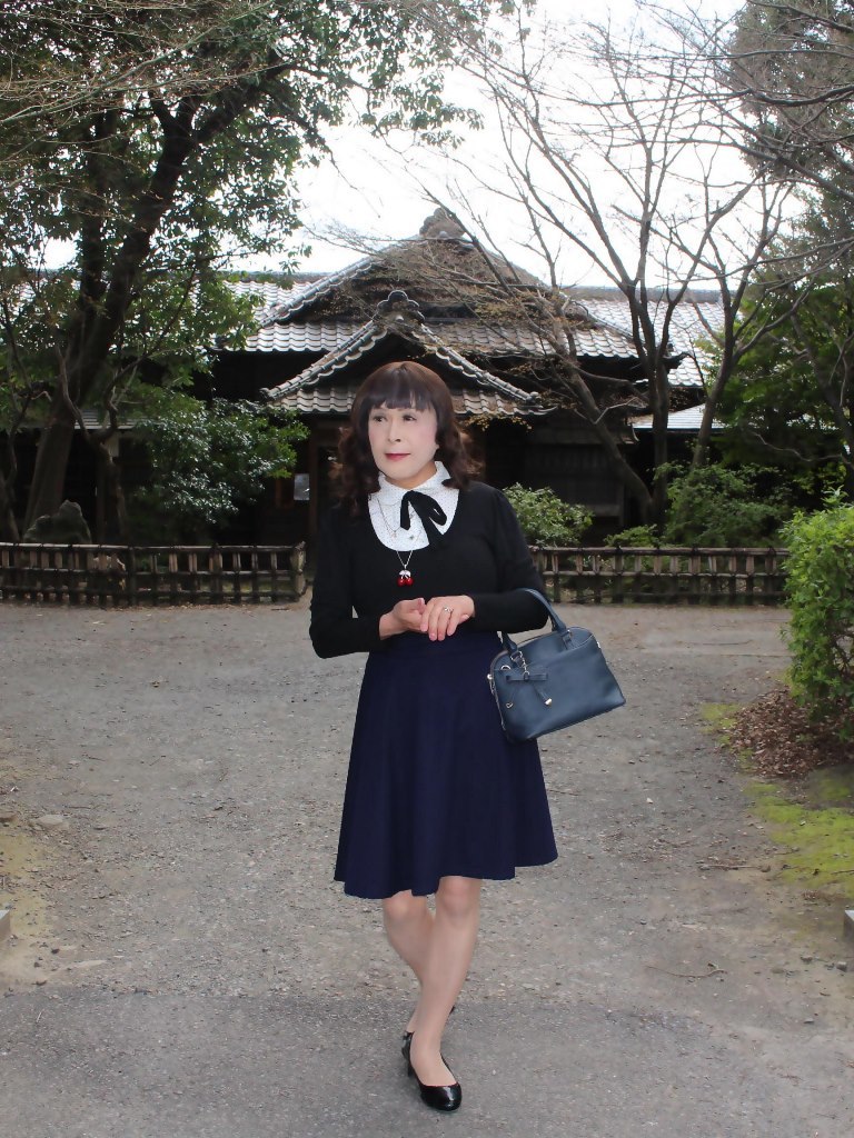 胸元リボン黒トップス紺スカートA(1)