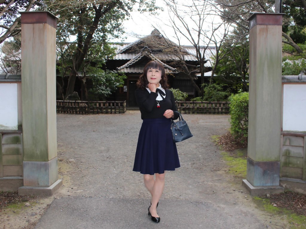 胸元リボン黒トップス紺スカートA(2)