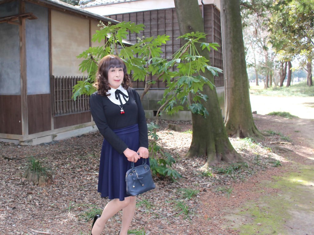 胸元リボン黒トップス紺スカートA(5)