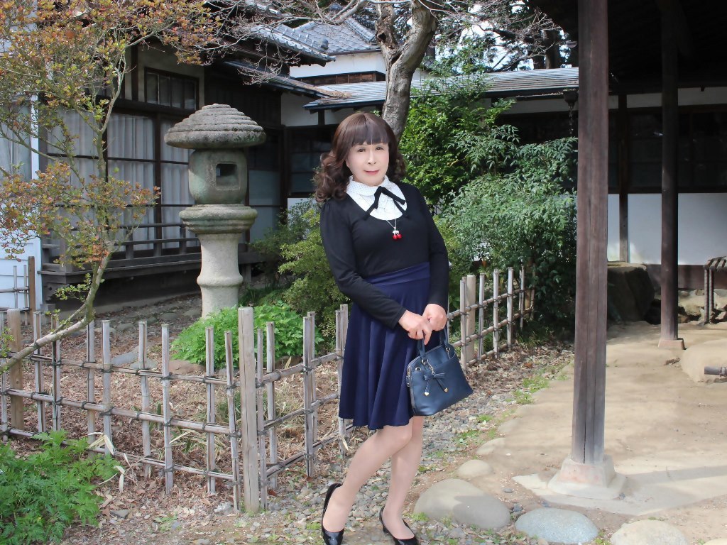 胸元リボン黒トップス紺スカートA(8)