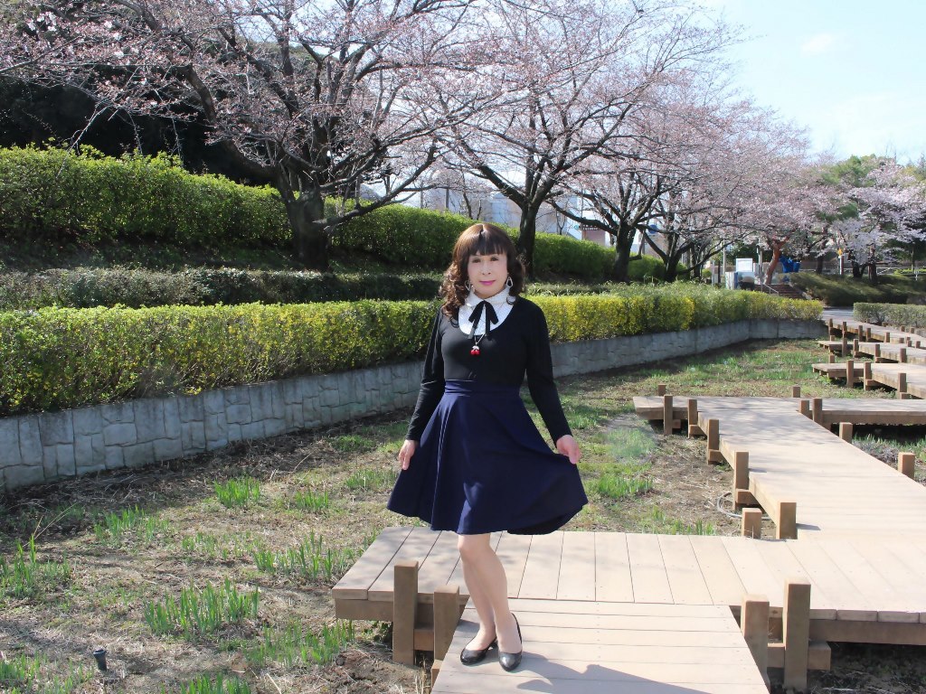 胸元リボン黒トップス紺スカートE(1)
