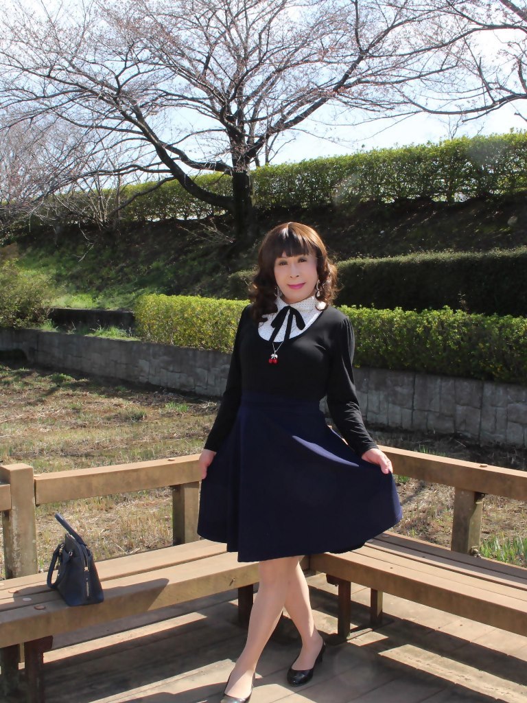 胸元リボン黒トップス紺スカートE(3)