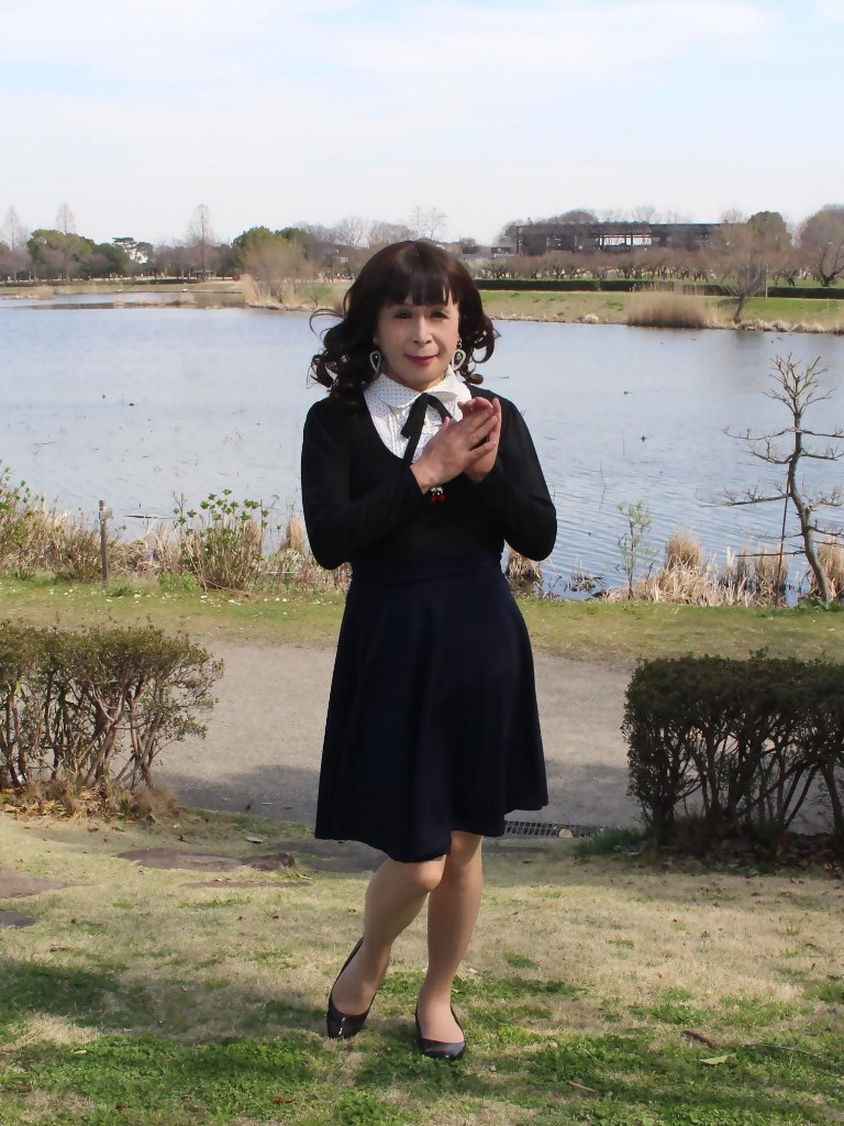 胸元リボン黒トップス紺スカートF(2)