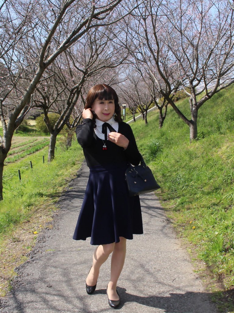 胸元リボン黒トップス紺スカートG(2)