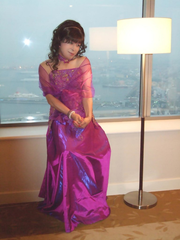 横浜ロイヤルパークホテル紫ドレス(1)