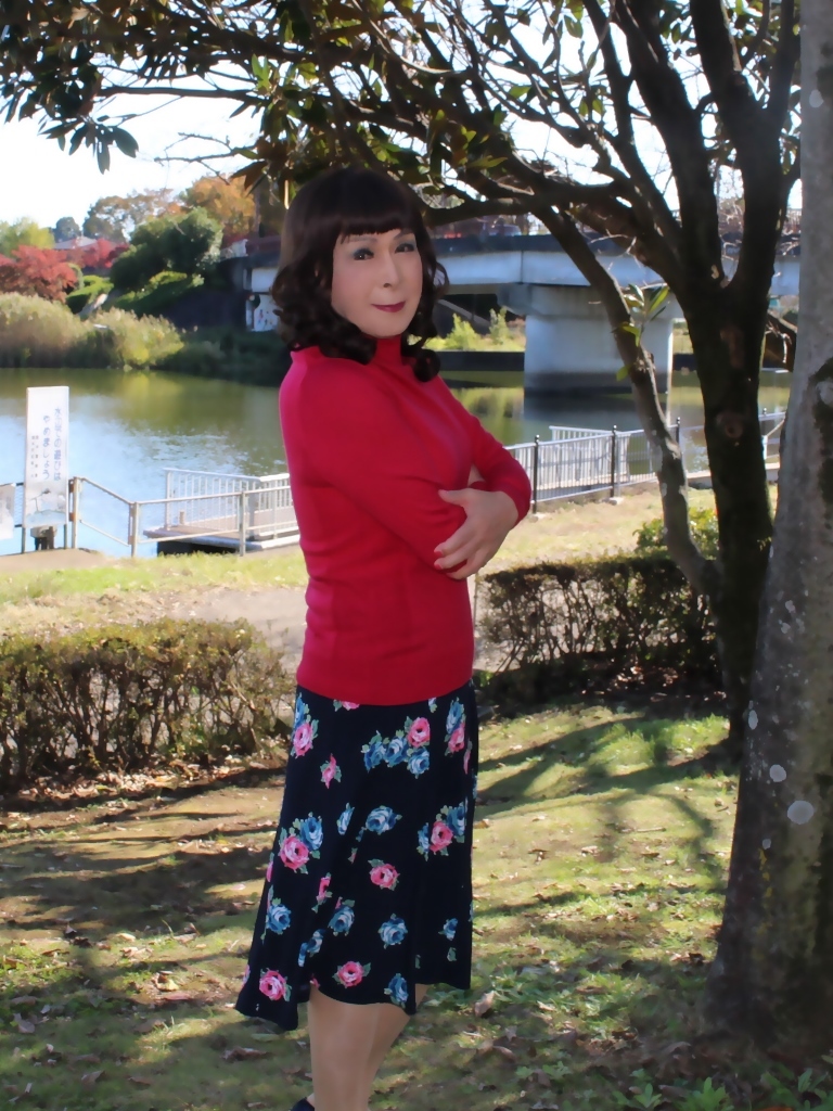 赤セーター紺花柄スカートA(3)