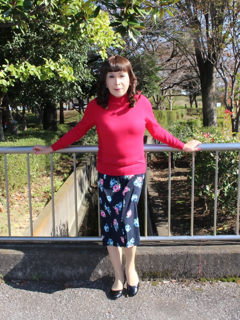 赤セーター紺花柄スカートA(4)