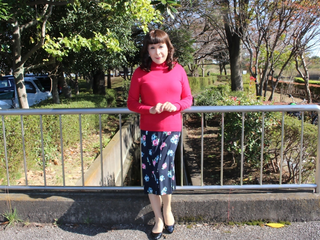 赤セーター紺花柄スカートA(5)
