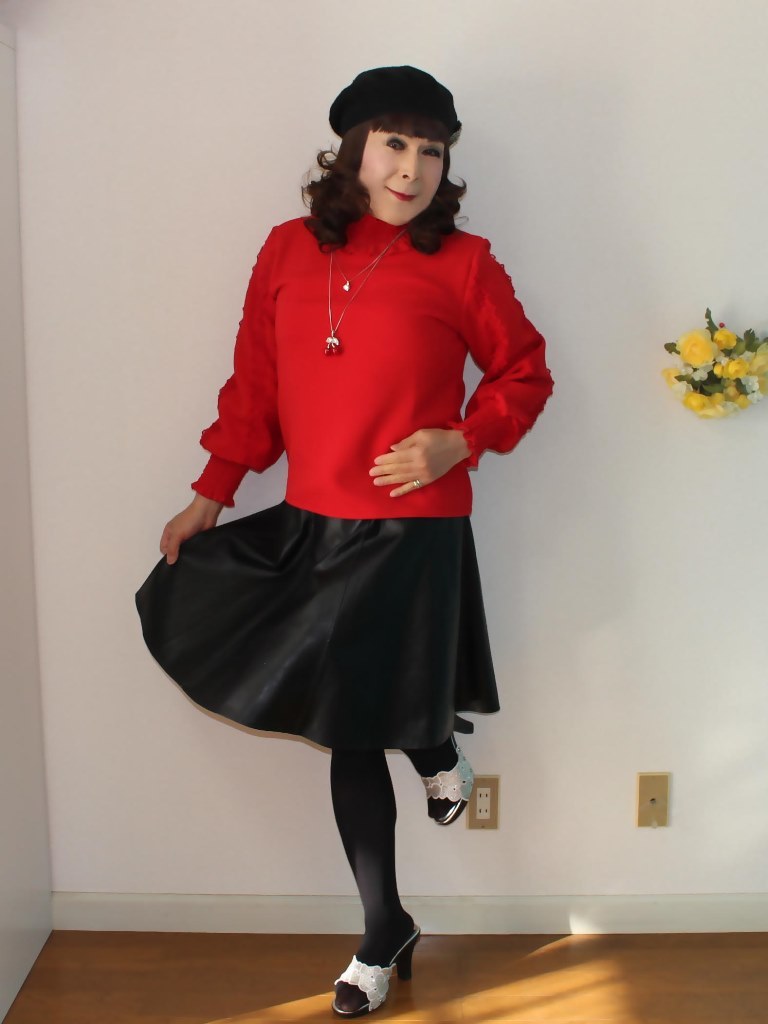 赤トップス黒レザーフレアースカート部屋(3)