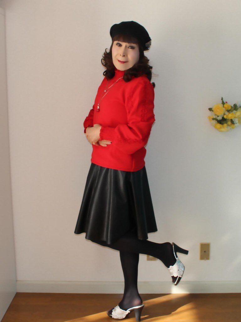 赤トップス黒レザーフレアースカート部屋(6)
