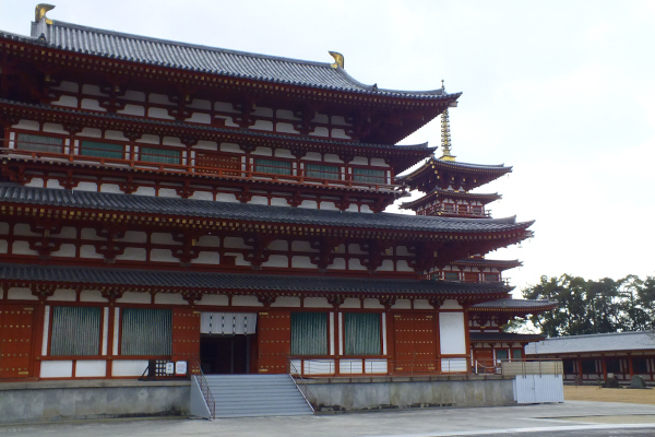 奈良　薬師寺　金堂と西塔　の画像