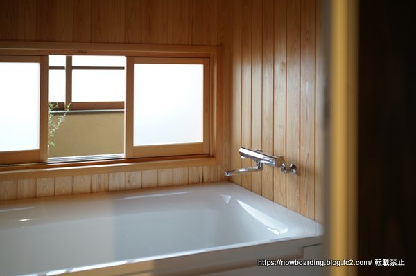 八百熊川の「ほたる」のヒノキ風呂　バスルーム
