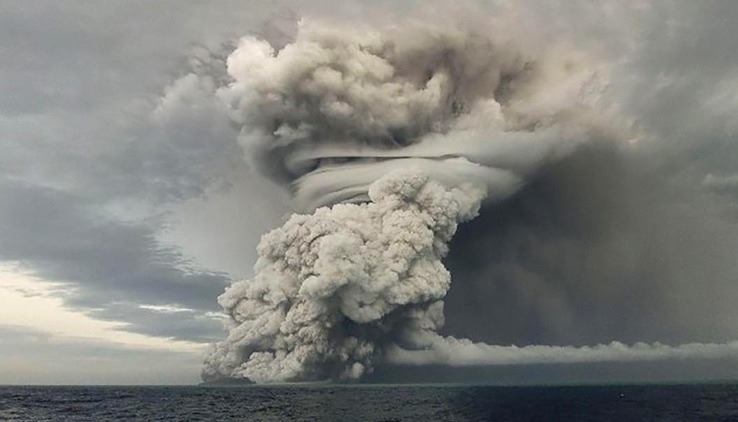 トンガの海底火山が噴火した