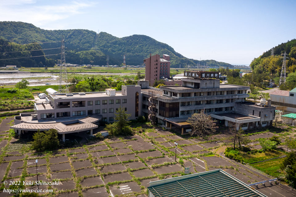 姫川病院の国道側からの外観（空撮）