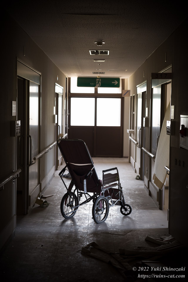 第2病棟の廊下と車椅子