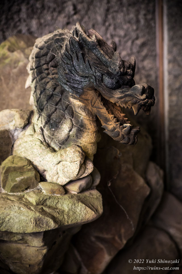大浴場内の龍の彫刻