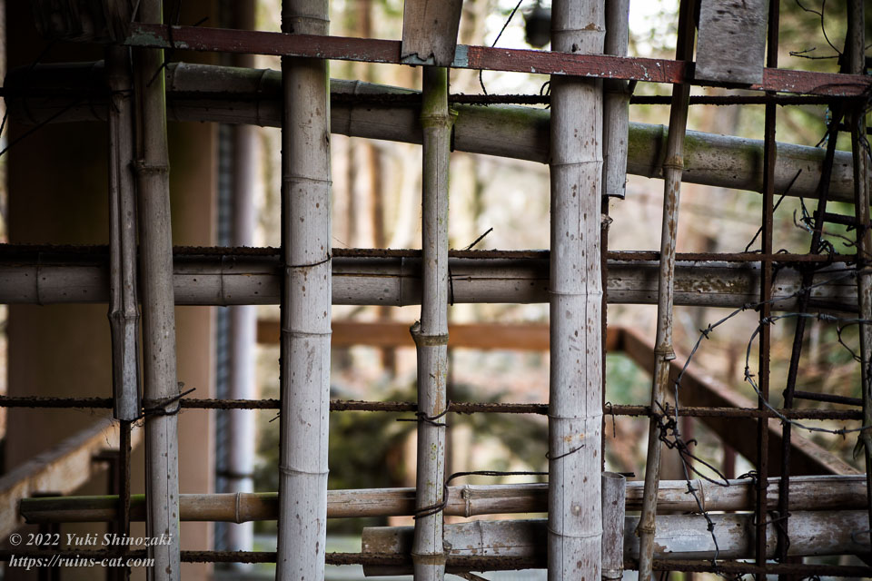 竹竿と鉄筋を針金で十字に固定して作られた建物の骨組み