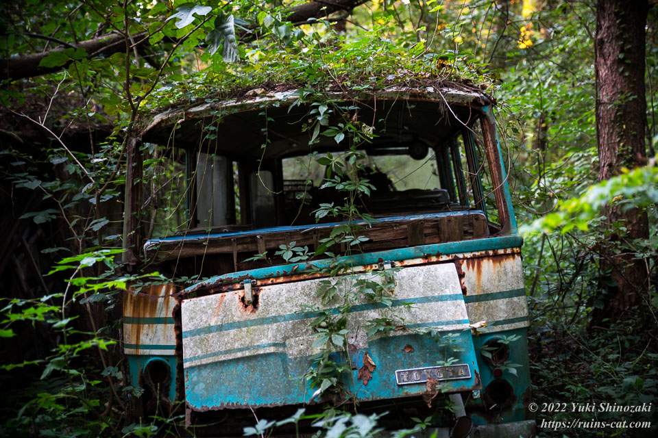 森に飲み込まれようとしている廃バス
