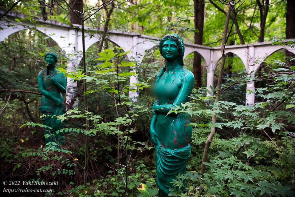 西洋風の庭園の中に佇む女性の像