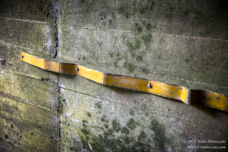 トンネルの壁に打ち付けられている波状の黄色い鉄板