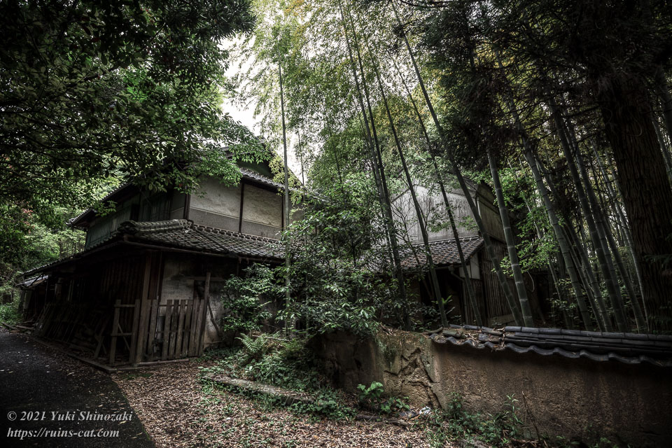 竹林に囲まれた、土塀と蔵のあるお札の家