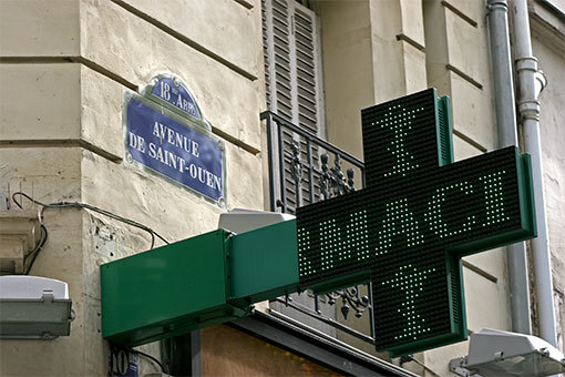 サントゥアン大通りの道標と薬局緑十字