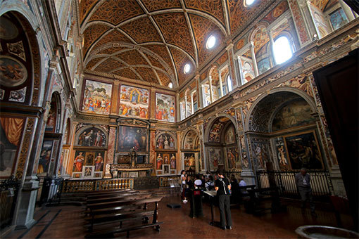 サンマウリツィオ教会　内部の絵画の壁