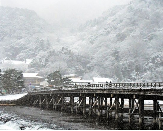 雪の渡月橋