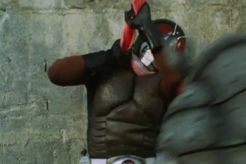 正義のヒーロー、スカイライダー・仮面ライダーが2怪人の連係攻撃にやられる。