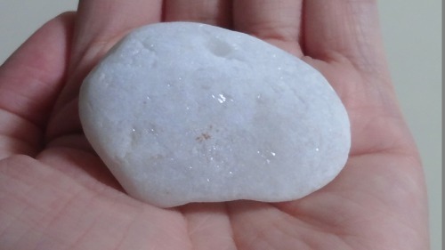 白い石