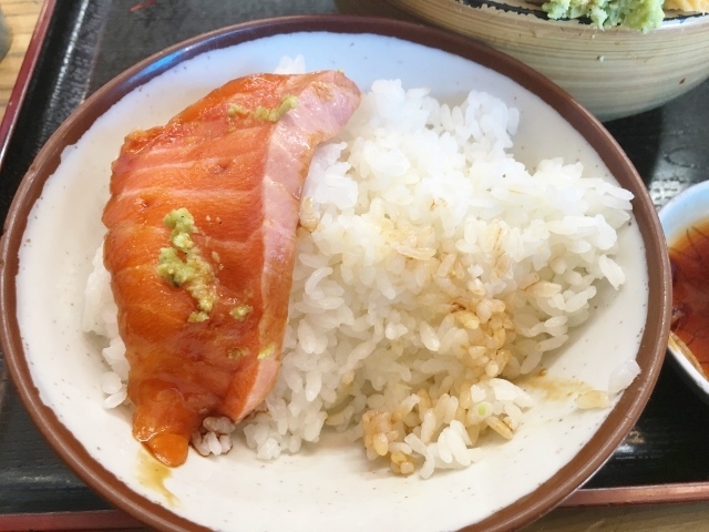 タカマル鮮魚店　本館　タカマル定食　サーモンご飯