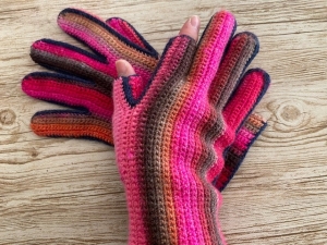 かぎ針編みの5本指手袋(横画像)