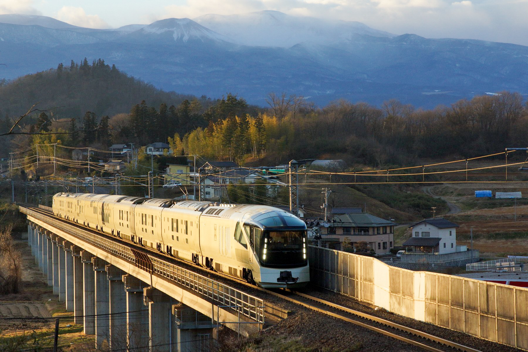 20161230_安達太良山を背景に金谷川橋梁を渡る四季島の試運転列車を