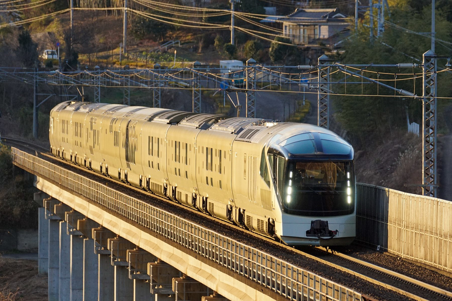 20161230_西日を浴びて金谷川橋梁を渡る四季島の試運転列車